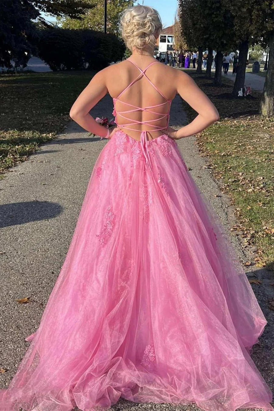 Vestido de fiesta con espalda descubierta, corte A y cordones en la espalda con apliques